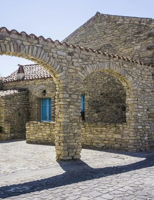 Vista dall'esterno in pietra con arco dell'albergo diffuso Il Mandorlo